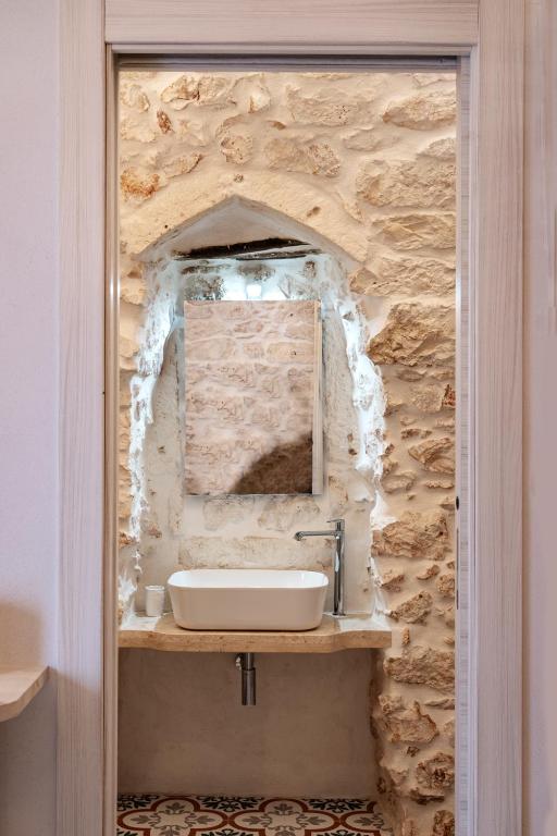 Bagno privato della Camera Deluxe con lavabo e maioliche