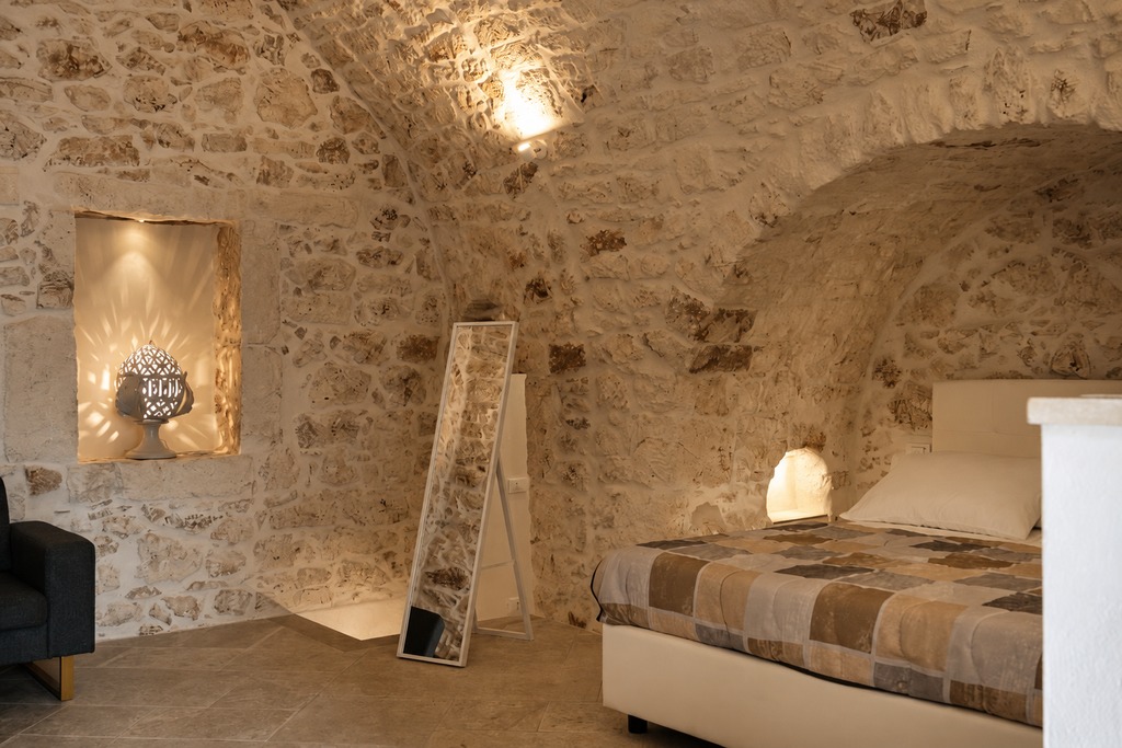 Camera King con letto matrimoniale sotto la volta in pietra