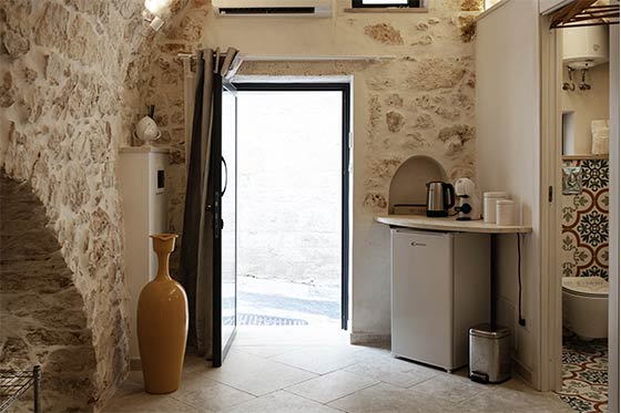 Dettagli in pietra di White Room Ostuni